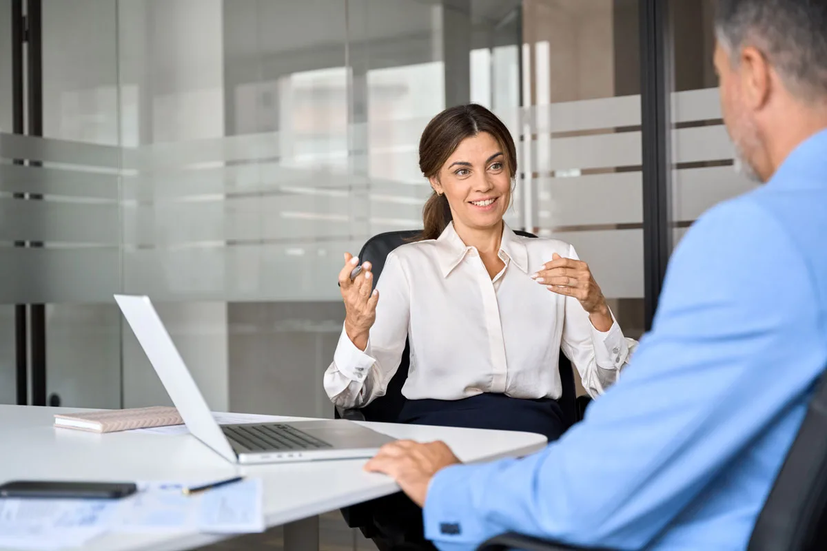 Lady providing personalized business advice to a client at DoradcyNL office